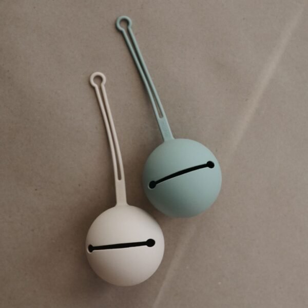 Étui à sucette en silicone Mushie - Cambridge blue – Image 7